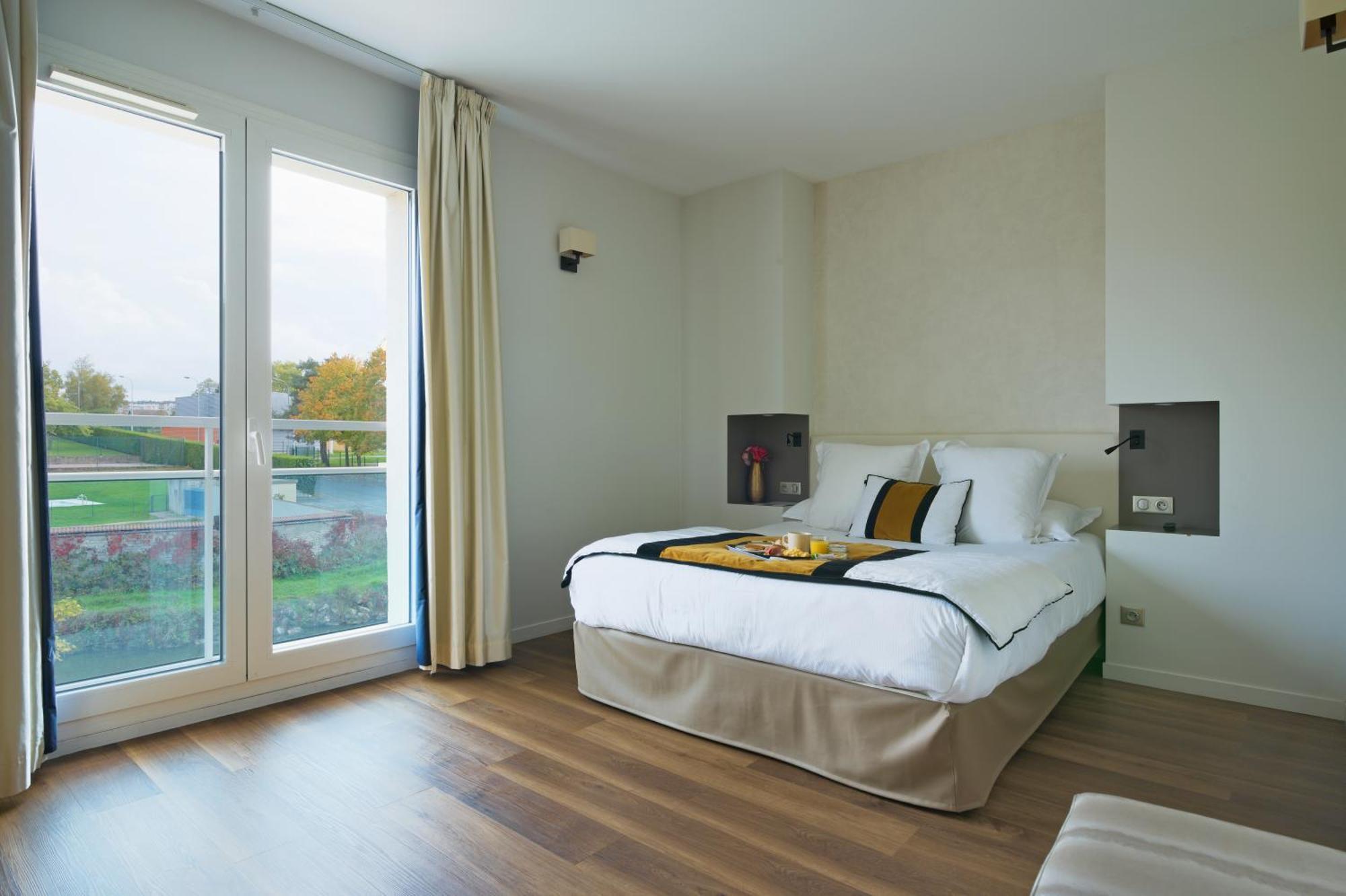 Les Suites - Konine 4 - Hotel & Bar & Restaurant Монсо-ле-Мин Экстерьер фото